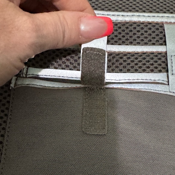 G.I.L.I. Cream Shoulder Bag with Flap Closure and Tassel - Picture 8 of 12